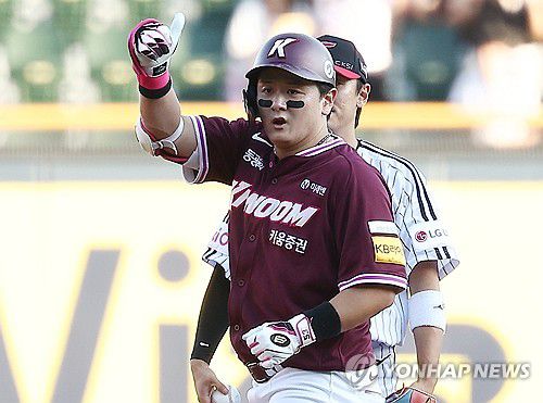 최주환 '선제 2점'(서울=연합뉴스) 김성민 기자 = 10일 서울 잠실야구장에서 열린 2025 프로야구 키움 히어로즈와 LG 트윈스의 경기. 1회초 1사 1,2루 키움 최주환이 2타점 2루타를 치고 2루에서 손을 들어올리고 있다. 2025.7.10 ksm7976@yna.co.kr