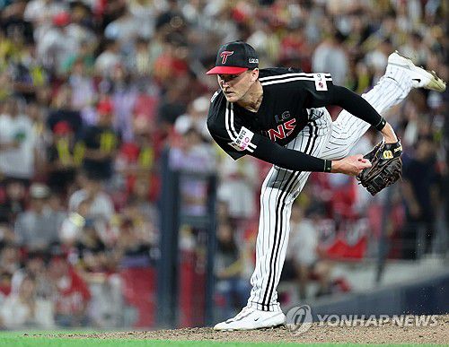 역투하는 톨허스트(광주=연합뉴스) 조남수 기자 = 24일 광주기아챔피언스필드에서 열린 프로야구 LG 트윈스와 KIA 타이거즈의 경기. LG 선발투수 톨허스트가 5회에 투구하고 있다. 2025.8.24 iso64@yna.co.kr