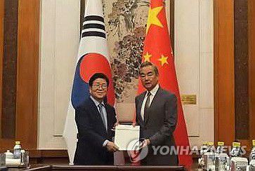 친서 전달한 박병석 특사단장(서울=연합뉴스) 대통령 특사단장인 박병석 전 국회의장(왼쪽)이 24일 베이징에서 왕이 중국공산당 중앙외사판공실 주임 겸 외교부장(장관)을 만나 친서를 전달한 후 기념촬영을 하고 있다. 2025.8.24 [베이징특파원 공동취재단. 재판매 및 DB 금지] photo@yna.co.kr