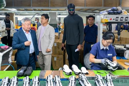 부산 사상구 신발공장 찾은 제일런 브라운[바라크 제공. 재판매 및 DB 금지]