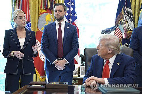 트럼프 대통령과 본디 장관(워싱턴 AP 연합뉴스) 도널드 트럼프 미국 대통령이 25일(현지시간) 백악관에서 성조기 소각 행위에 대해 수사·기소를 지시하는 행정명령에 서명하는 자리에서 팸 본디 법무부 장관(왼쪽)과 대화하고 있다. 2025.08.25 photo@yna.co.kr