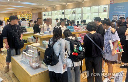 '바글바글' 뮷즈샵(서울=연합뉴스) 이승연 기자 = 지난 20일 서울 용산구 국립중앙박물관 기념품샵에서 방문객들이 상품을 구경하고 있다. 2025.8.20 [촬영 이승연]