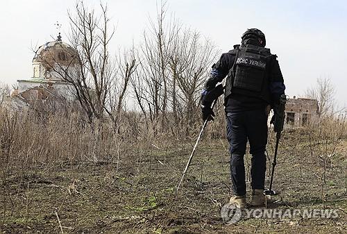 지난 3월 12일 우크라이나 북동부 하르키우 지역에서 지뢰 제거 작업을 하는 우크라이나 지뢰 제거병.[EPA=연합뉴스. 재판매 및 DB 금지]