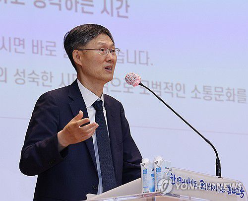 문형배 전 헌법재판소장 권한대행 특강(울산=연합뉴스) 김용태 기자 = 문형배 전 헌법재판소장 권한대행이 2025년 6월 25일 울산시교육청 대강당에서 교직원 헌법 특강을 하고 있다. [연합뉴스 자료사진]