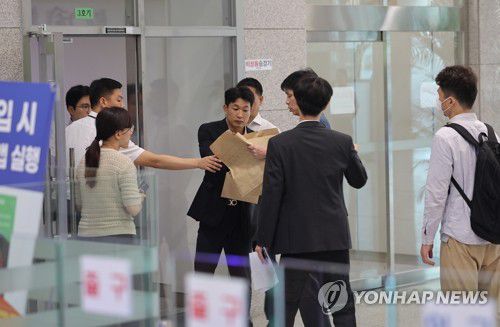 해병특검, 국방부 대변인실 등 압수수색(서울=연합뉴스) 류영석 기자 = 해병대 채 상병 사건 수사방해 의혹을 수사하는 이명현 순직해병특검팀이 수사외압 의혹의 단초가 된 'VIP 격노설' 수사를 위해 10일 서울 용산구 국방부 청사에 도착, 압수수색에 나서고 있다. 2025.7.10 ondol@yna.co.kr