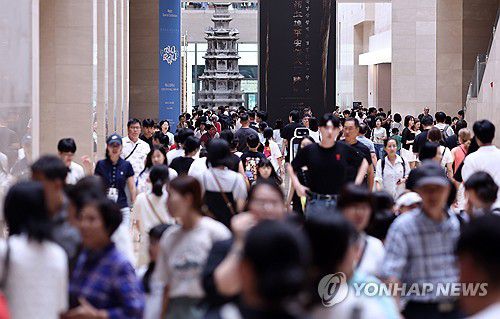 지난달 국립중앙박물관 관람객 70만명 육박(서울=연합뉴스) 윤동진 기자 = 1일 서울 국립중앙박물관을 찾은 시민들이 시간을 보내고 있다. 이날 국립중앙박물관에 따르면 올해 7월 1일부터 30일까지 국립중앙박물관을 찾은 관람객 수는 총 69만4천552명이다. 지난해 같은 기간 관람객(33만8천868명)의 배를 넘는 수치다. 2025.8.1 mon@yna.co.kr