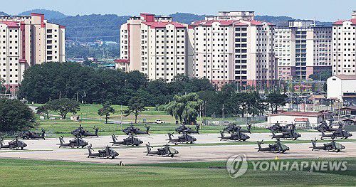 하루 앞으로 다가온 '을지 자유의 방패' 연습(평택=연합뉴스) 홍기원 기자 = 오는 18일부터 28일까지 진행되는 유사시 한반도 방어를 위한 정례 한미연합훈련 '을지 자유의 방패'(UFS·Ulchi Freedom Shield) 연습 시작을 하루 앞둔 17일 경기도 평택시 캠프 험프리스에 아파치 헬기가 계류되어 있다. 2025.8.17 xanadu@yna.co.kr