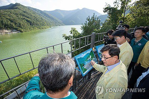 김성환 장관, 도암댐 현장 점검(서울=연합뉴스) 김성환 환경부 장관이 22일 강원 평창군 도암댐을 찾아 시설과 수질 현황을 살펴보고 있다. 2025.8.22 [환경부 제공. 재판매 및 DB 금지] photo@yna.co.kr