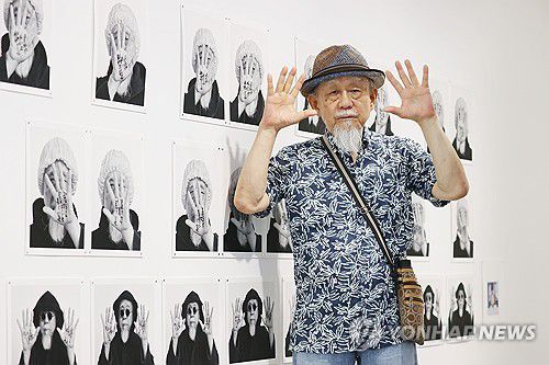 성능경, 한국 실험미술의 거장(서울=연합뉴스) 진연수 기자 = 개념미술가 성능경이 25일 오후 서울 종로구 백아트에서 열린 개인전 '쌩~ 휙!' 기자간담회에서 작품을 소개하고 있다. 2025.8.25 jin90@yna.co.kr