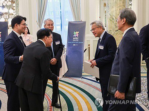 이재현 CJ그룹 회장, 젠슨 황과 대화(워싱턴=연합뉴스) 홍해인 기자 = 이재현 CJ그룹 회장이 25일(현지시간) 미국 워싱턴DC 윌라드 호텔에서 열린 한미 비즈니스 라운드 테이블에서 젠슨 황 엔비디아 최고경영자와 대화하고 있다. 2025.8.26 hihong@yna.co.kr