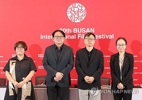 제30회 부산국제영화제 개최 기자회견(부산=연합뉴스) 박성제 기자 = 부산국제영화제 집행위원회가 제30회 부산국제영화제 개막을 앞둔 26일 오전 부산 영화의전당 시네마운틴에서 개최 기자회견을 마무리한 뒤 기념 촬영을 하고 있다. 왼쪽부터 김영덕 아시아콘텐츠&필름마켓, 박광수 부산국제영화제 이사장, 정한석 집행위원장, 박가언 수석 프로그래머.     다음 달 17일부터 열흘 동안 열리는 영화제에서는 328편의 작품이 상영된다. 2025.8.26 psj19@yna.co.kr