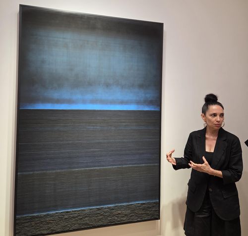 작품 설명하는 테레시타 페르난데즈 (서울=연합뉴스) 박의래 기자 = 테레시타 페르난데즈가 서울 한남동 리만머핀 서울에서 열린 개인전 '지층의 바다'에서 자기 작품에 대해 설명하고 있다. 2025.8.27. laecorp@yna.co.kr