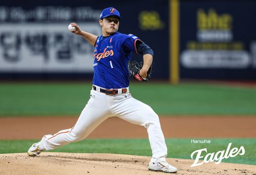 역투하는 한화 문동주(서울=연합뉴스) 한화 문동주가 27일 서울 구로구 고척스카이돔에서 열린 프로야구 키움과의 방문 경기에 선발 등판해 역투하고 있다. [한화 이글스 제공. 재판매 및 DB금지]