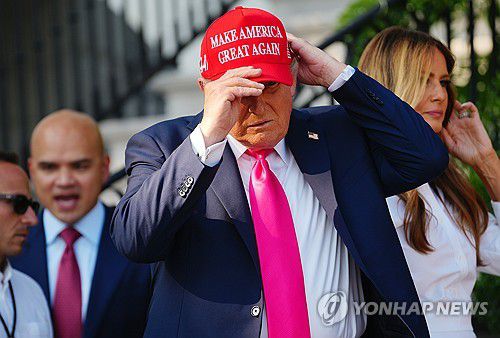 마가('MAGA'·미국을 다시 위대하게) 모자 쓰는 미국 트럼프 대통령[EPA 연합뉴스 자료사진. 재판매 및 DB 금지]