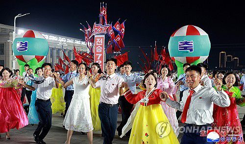 북한 '전승절' 72주년 경축 평양시 청년학생들 야회 및 축포발사(평양 조선중앙통신=연합뉴스) 북한 조국해방전쟁승리 72주년(7월 27일)을  경축하는 평양시 청년학생들의 야회 및 축포발사가 지난 26일 저녁 김일성광장에서 진행됐다고 조선중앙통신이 27일 보도했다. 2025.7.27      [국내에서만 사용가능. 재배포 금지. For Use Only in the Republic of Korea. No Redistribution] nkphoto@yna.co.kr