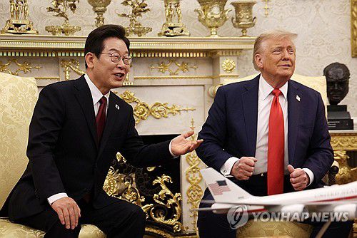 한·미 대통령, 정상회담(워싱턴=연합뉴스) 한상균 기자 = 이재명 대통령과 도널드 트럼프 미국 대통령이 25일(현지시간) 미국 워싱턴DC 백악관에서 정상회담을 하고 있다. 2025.8.26 xyz@yna.co.kr