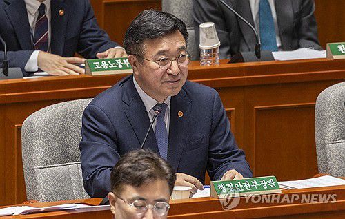 질의에 답하는 윤호중 행안부 장관(서울=연합뉴스) 황광모 기자 = 윤호중 행정안전부 장관이 26일 국회에서 열린 예산결산특별위원회에 참석해 더불어민주당 김성회 의원의 질의에 답하고 있다. 2025.8.26 hkmpooh@yna.co.kr