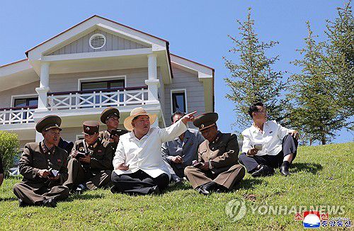 김정은, 완공된 낙원바다양식소·어촌문화주택지구 시찰(평양 조선중앙통신=연합뉴스) 김정은 북한 국무위원장이 지난 26일 완공된 낙원바다양식소와 어촌문화주택지구를 시찰했다고 조선중앙통신이 27일 보도했다. 2025.8.27      [국내에서만 사용가능. 재배포 금지. For Use Only in the Republic of Korea. No Redistribution] nkphoto@yna.co.kr