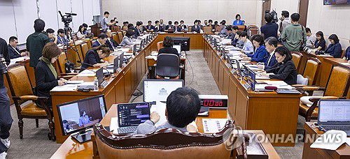 법안 심의 보고하는 이수진 복지위 제2소위 위원장(서울=연합뉴스) 황광모 기자 = 국회 보건복지위원회 제2소위 위원장인 더불어민주당 이수진 의원이 27일 국회 보건복지위 전체회의에서 소위에서 심의한 법안들을 보고하고 있다. 2025.8.27 hkmpooh@yna.co.kr