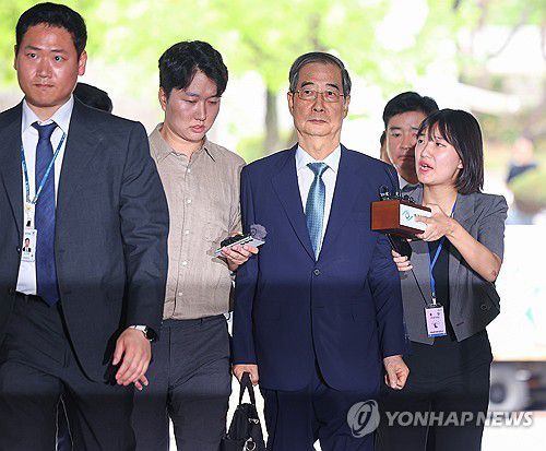 내란 방조 혐의 한덕수 전 총리, 서울중앙지법 출석(서울=연합뉴스) 김도훈 기자 = 윤석열 전 대통령의 내란 행위 방조 혐의를 받는 한덕수 전 국무총리가 27일 구속 전 피의자 심문(영장실질심사)을 위해 서울 서초구 서울중앙지법에 출석하고 있다. 2025.8.27 superdoo82@yna.co.kr