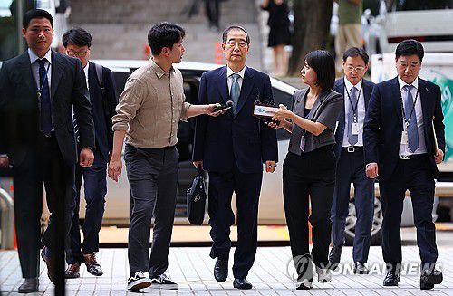 내란 방조 혐의 한덕수 전 총리,구속 전 피의자 심문 출석(서울=연합뉴스) 김도훈 기자 = 윤석열 전 대통령의 내란 행위 방조 혐의를 받는 한덕수 전 국무총리가 27일 구속 전 피의자 심문(영장실질심사)을 위해 서울 서초구 서울중앙지법에 출석하고 있다. 2025.8.27 superdoo82@yna.co.kr