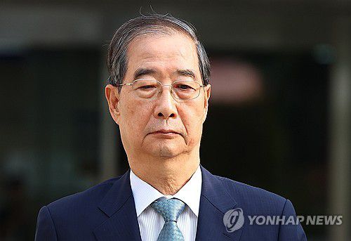 한덕수 전 총리 구속심사 3시간 반 만에 종료(서울=연합뉴스) 김도훈 기자 = 윤석열 전 대통령의 내란 행위 방조 혐의를 받는 한덕수 전 국무총리가 27일 구속 전 피의자 심문(영장실질심사)을 마친 뒤 대기 장소인 서울구치소로 이동하기 위해 서울 서초구 서울중앙지법 청사를 나서고 있다. 2025.8.27 superdoo82@yna.co.kr