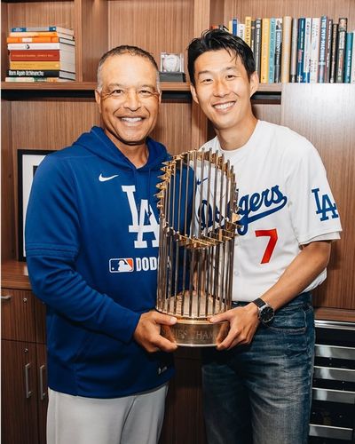 손흥민과 데이브 로버츠 다저스 감독[로스앤젤레스 다저스 인스타그램 캡처. 재판매 및 DB 금지]
