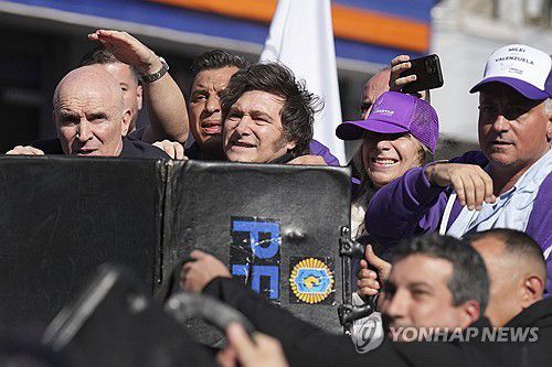 27일(현지시간) 총선 유세 지원 나선 아르헨티나 밀레이 대통령(가운데)[로마스데사모라 AP=연합뉴스. 재판매 및 DB 금지]