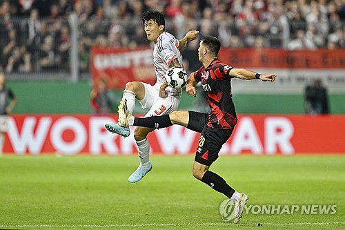 볼을 다투는 바이에른 뮌헨의 수비수 김민재[AP=연합뉴스]