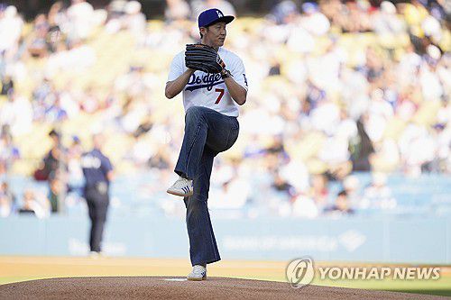 27일(현지시간) LA 다저스 홈경기서 시구하는 손흥민[AP=연합뉴스. 재판매 및 DB 금지]