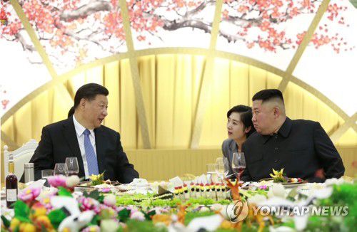 대화하는 북·중 정상(서울=연합뉴스) 김정은 북한 국무위원장이 20일 저녁 시진핑(習近平) 중국 국가주석의 방북을 환영하는 연회를 열었다고 조선중앙TV가 21일 보도했다. 사진은 중앙TV가 공개한 것으로, 두 정상이 연회장에서 통역을 사이에 두고 대화하고 있다. 2019.6.21      [국내에서만 사용가능. 재배포 금지. For Use Only in the Republic of Korea. No Redistribution]    nkphoto@yna.co.kr