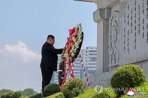 북한 김정은, 중국군 추모 우의탑에 헌화(평양 조선중앙통신=연합뉴스) 김정은 북한 국무위원장이 조국해방전쟁승리 72주년(7월 27일)을 맞아 지난 26일 6·25전쟁 참전 중국군을 추모하는 우의탑을 찾았다고 조선중앙통신이 27일 보도했다. 2025.7.27      [국내에서만 사용가능. 재배포 금지. For Use Only in the Republic of Korea. No Redistribution] nkphoto@yna.co.kr