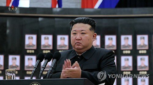 김정은, 러 파병 "30~40대 자폭 군관 강한 충격"(서울=연합뉴스) 김정은 북한 국무위원장이 당 중앙위원회 본부청사에서 열린 해외작전부대 국가표창수여식 연설에서 "30~40대 군관들이 적화점을 몸으로 막고 자폭의 길을 택한 사실은 강한 충격을 주었다"고 말했다고 조선중앙TV가 22일 보도했다. [조선중앙TV 화면] 2025.8.22      [국내에서만 사용가능. 재배포 금지. For Use Only in the Republic of Korea. No Redistribution] nkphoto@yna.co.kr