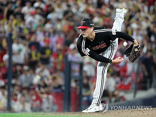 역투하는 톨허스트(광주=연합뉴스) 조남수 기자 = 24일 광주기아챔피언스필드에서 열린 프로야구 LG 트윈스와 KIA 타이거즈의 경기. LG 선발투수 톨허스트가 5회에 투구하고 있다. 2025.8.24 iso64@yna.co.kr