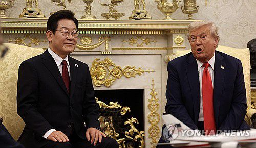 한·미 대통령, 정상회담(워싱턴=연합뉴스) 한상균 기자 = 이재명 대통령과 도널드 트럼프 미국 대통령이 25일(현지시간) 미국 워싱턴DC 백악관에서 정상회담을 하고 있다. 2025.8.26 xyz@yna.co.kr