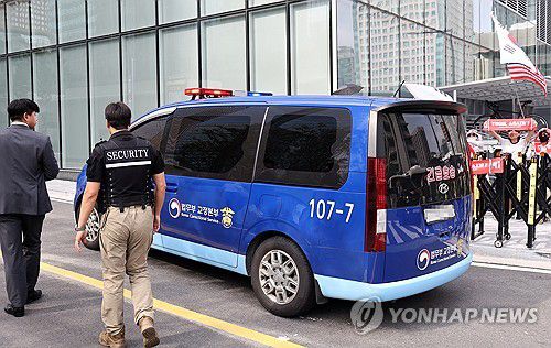 특검, 오늘 김건희 구속 후 다섯번째 조사(서울=연합뉴스) 윤동진 기자 = 김건희 여사가 탑승한 호송차가 28일 민중기 특별검사팀 사무실이 마련된 서울 종로구 KT광화문빌딩으로 들어가고 있다. 2025.8.28 mon@yna.co.kr