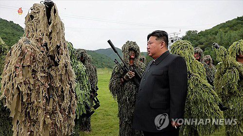 김정은, 저격수부대 훈련 시찰(서울=연합뉴스) 김정은 북한 국무위원장이 지난 27일 조선인민군 총참모부 직속 특수작전훈련기지를 방문해 저격수구분대와 특수작전구분대의 무장 장비와 훈련 상황을 점검했다고 조선중앙TV가 28일 보도했다. [조선중앙TV 화면] 2025.8.28      [국내에서만 사용가능. 재배포 금지. For Use Only in the Republic of Korea. No Redistribution] nkphoto@yna.co.kr