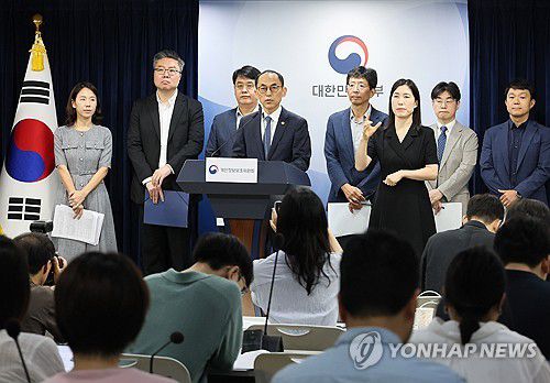 개인정보위, SK텔레콤 개인정보 유출사고 제재처분 의결(서울=연합뉴스) 이정훈 기자 = 고학수 개인정보보호위원회 위원장이 28일 서울 종로구 정부서울청사에서 SK텔레콤 개인정보 유출사고 제재처분 의결과 관련해 브리핑하고 있다.     개인정보보호위원회는 전날 전체회의를 열어 해킹사고로 2천300여만명의 고객 정보를 유출한 SK텔레콤에 역대 최대 규모인 과징금 1천347억 9,100만 원을 부과하기로 의결했다. 2025.8.28 uwg806@yna.co.kr