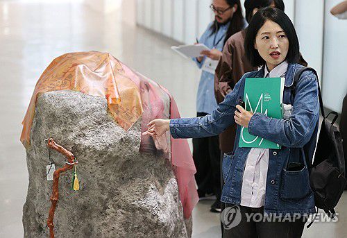 '올해의 작가상 2025' 후원작가 선정된 임영주(서울=연합뉴스) 이재희 기자 = 28일 서울 종로구 국립현대미술관 서울관에서 열린 '올해의 작가상 2025' 전시 간담회에서 후원작가 임영주가 작품을 설명하고 있다. 국립현대미술관과 SBS문화재단이 공동주최한 이 전시는 다음 해 2월 1일까지 열린다. 2025.8.28 scape@yna.co.kr