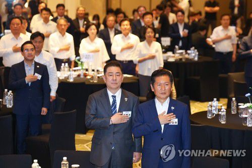 국기에 경례하는 민주당 의원들(영종도=연합뉴스) 황광모 기자 = 28일 인천시 중구 파라다이스시티 컨벤션에서 열린 더불어민주당 의원단 워크숍에서 정청래 대표와 김병기 원내대표를 비롯한 의원들이 국기에 경례하고 있다. 2025.8.28 hkmpooh@yna.co.kr