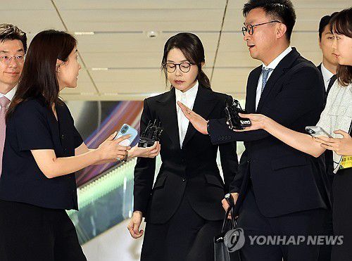 조사 받고 귀가하는 김건희 여사(서울=연합뉴스) 최재구 기자 = 윤석열 전 대통령 부인 김건희 여사가 6일 서울 종로구 KT광화문빌딩 웨스트에 마련된 민중기 특별검사팀에서 피의자 신분으로 조사를 받고 귀가하고 있다. 2025.8.6 jjaeck9@yna.co.kr