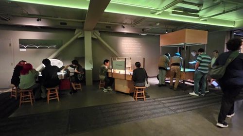 AI 전시장 옆 다른 전시 공간에서 사람들이 체험하고 있는 모습 [이은준 제공]