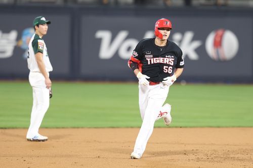 오선우, 결승 3점포(서울=연합뉴스) KIA 오선우가 29일 수원 케이티위즈파크에서 열린 프로야구 kt와 방문 경기, 6회초에 역전 3점 홈런을 친 뒤 다이아몬드를 돌고 있다. [KIA 타이거즈 제공. 재판매 및 DB금지]