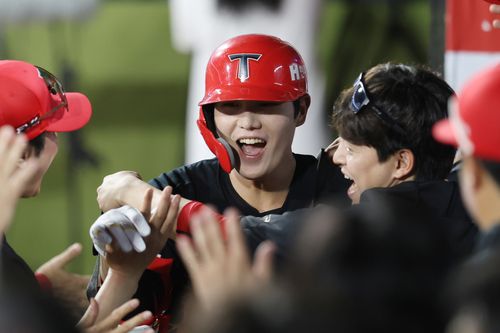 3점 홈런 치로 축하 받는 KIA 오선우 (서울=연합뉴스) KIA 오선우가 29일 수원 케이티위즈파크에서 열린 프로야구 kt와 방문 경기, 6회초에 역전 3점 홈런을 친 뒤 동료들의 축하를 받고 있다. [KIA 타이거즈 제공. 재판매 및 DB금지]