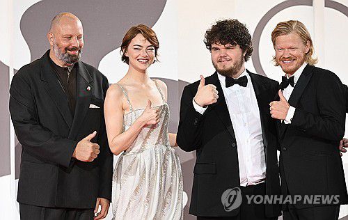 영화 '부고니아' 프리미어 상영(UPI=연합뉴스) 28일(현지시간) 제82회 베네치아영화제에서 열린 영화 '부고니아' 프리미어 상영회에서 요르고스 란티모스 감독(왼쪽부터), 배우 에마 스톤, 에이든 델비스, 제시 플레몬스가 포즈를 취하고 있다. 2025.08.28.