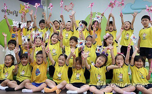 광복절 태극기·무궁화 바람개비 만든 원생들(부산=연합뉴스) 강선배 기자 = 광복 80주년을 앞두고 12일 부산 부산진구청에서 직장어린이집 원생들이 직접 만든 태극기·무궁화 바람개비를 흔들며 환하게 웃고 있다. 2025.8.12 sbkang@yna.co.kr