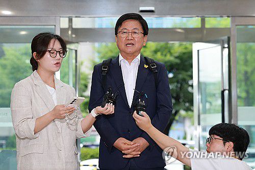 질문에 답하는 최교진 교육부 장관 후보자(서울=연합뉴스) 신현우 기자 = 최교진 사회부총리 겸 교육부 장관 후보자가 14일 인사청문회 준비 사무실이 마련된 서울 영등포구 여의도 한국교육시설안전원으로 출근하며 취재진 질문에 답하고 있다. 2025.8.14 nowwego@yna.co.kr