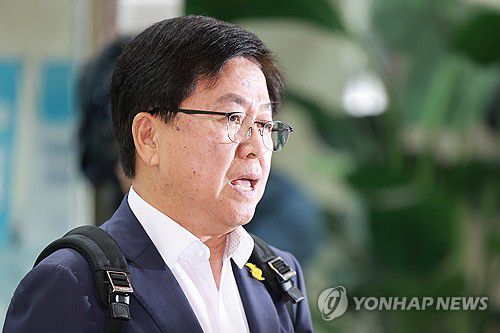 취재진 질문에 답하는 최교진 교육부 장관 후보자(서울=연합뉴스) 신현우 기자 = 최교진 사회부총리 겸 교육부 장관 후보자가 14일 인사청문회 준비 사무실이 마련된 서울 영등포구 여의도 한국교육시설안전원으로 출근하며 취재진 질문에 답하고 있다. 2025.8.14 nowwego@yna.co.kr