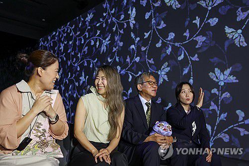 '디지털로 감상하는 우리 문화'(서울=연합뉴스) 김도훈 기자 = 21일 서울 용산구 국립중앙박물관을 예방한 넷플릭스 애니메이션 '케이팝 데몬 헌터스'의 매기 강 감독(왼쪽 두번째)이 유홍준 관장(오른쪽)과 함께 디지털 실감영상관에서 김진경 디지털박물관과 학예연구사의 설명을 들으며 영상을 감상하고 있다.      왼쪽부터 김진경 학예연구사, 매기 강 감독, 유홍준 관장, 김민영 넷플릭스 아시아 태평양지역(인도제외) 콘텐츠 총괄(VP). 2025.8.21 superdoo82@yna.co.kr