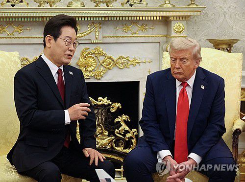 이재명 대통령, 트럼프 대통령과 한·미 정상회담(워싱턴=연합뉴스) 한상균 기자 = 이재명 대통령이 지난 25일(현지시간) 미국 워싱턴 DC 백악관 오벌오피스에서 도널드 트럼프 미국 대통령과 한미 정상회담을 하고 있다.  2025.8.26 xyz@yna.co.kr